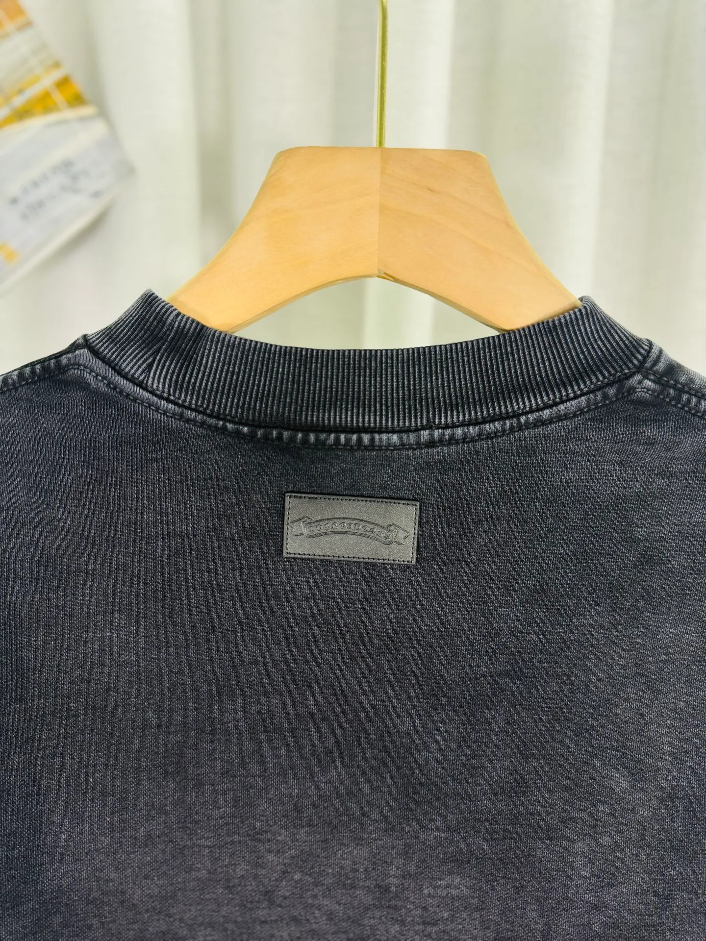P270 top version, real shot without P, ​​different from market currency) 𝗖𝗵𝗿𝗼𝗺𝗲 𝗛𝗲𝗮𝗿𝘁𝘀/Cro Heart 2025 Washed Leather Embroidery Autumn and Winter New Original Single Counter American Laser Burnt 3D Three-dimensional Color Embroidered Couple Casual Sweater 👑The highest version! Customized fabric 420g tripe terry fabric! American acid-washed and distressed original fabric, laser burnt pattern ✟Skin embroidery, exquisite embroidery of letters! The best-selling model in the counter, very comfortable to wear. Accessories: original molded and authenticated collar label➕100% silk wash label. Genuine purchase-grade original hangtag➕matching hanging rope➕3D hanging beads➕original packaging bag. Craftsmanship: The original version has consistent wiring! The highest version of the armhole matching technique! Color: Gray Black Size: S M L XL Style No.: 9314